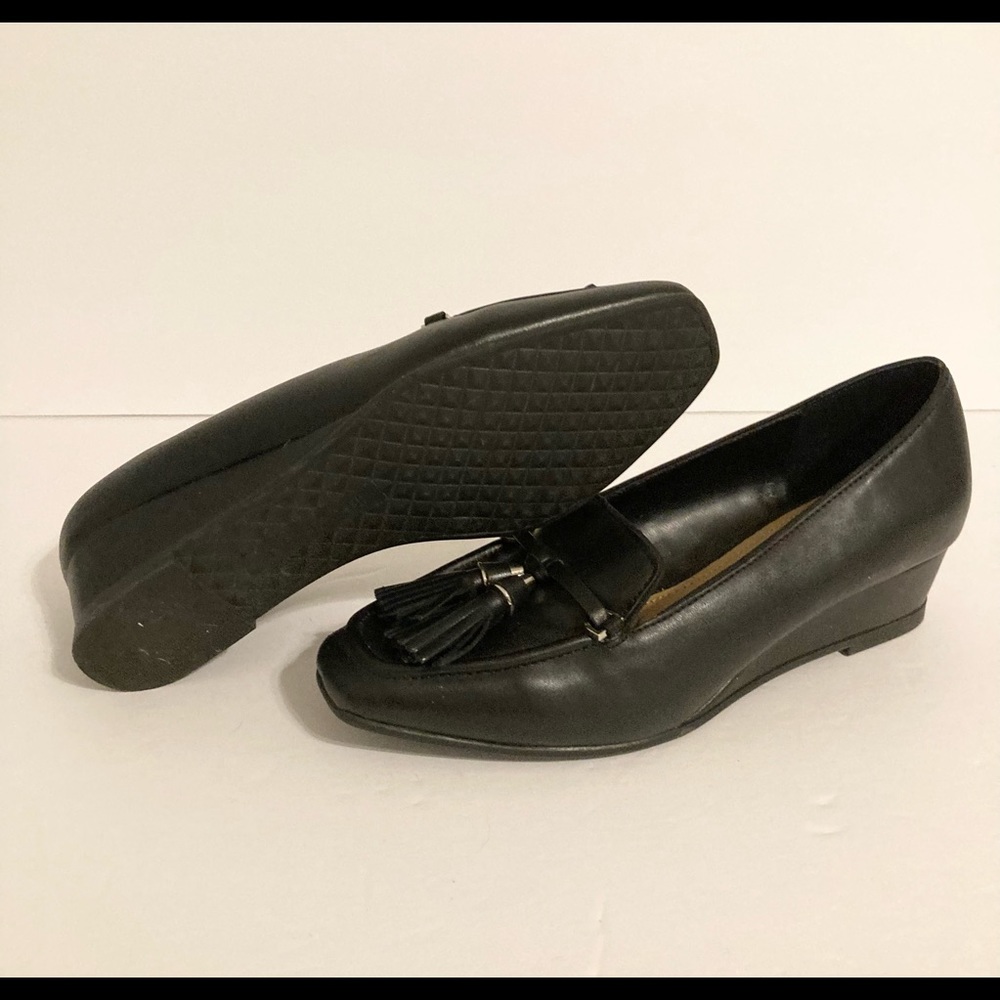Tahari resort black tassel wedge shoes size 6.5